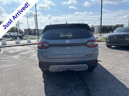 Used 2025 Honda Pilot TrailSport image 4