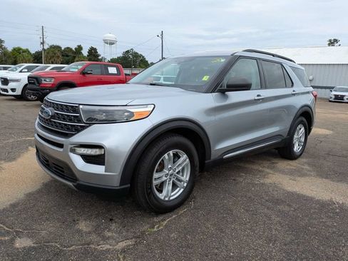 Used 2022 Ford Explorer XLT w/ Equipment Group 202A RWD image 8