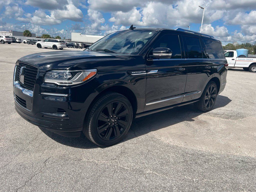 Used 2023 Lincoln Navigator Reserve w/ Monochromatic Package RWD image 9