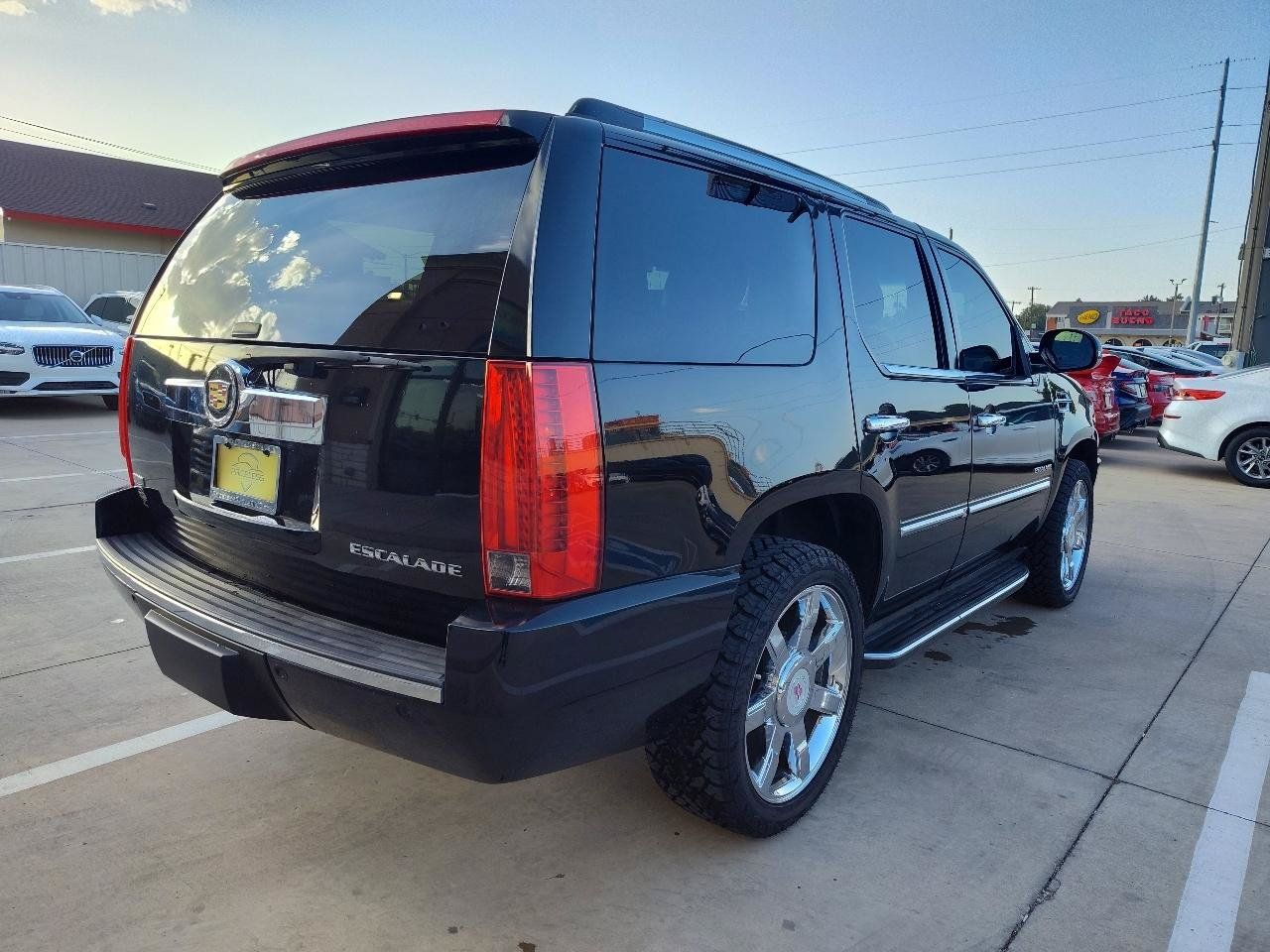 Used 2012 Cadillac Escalade Luxury RWD image 4