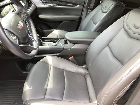 Used 2024 Cadillac XT6 Premium Luxury w/ Technology Package FWD image 3