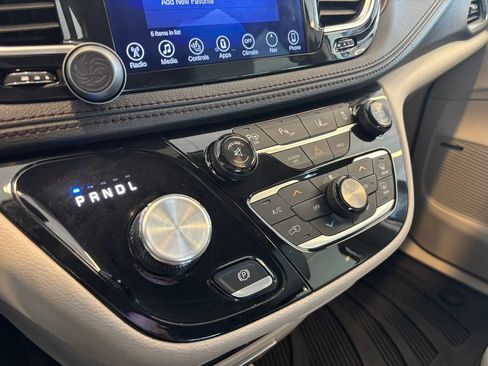 Used 2017 Chrysler Pacifica Limited FWD image 21