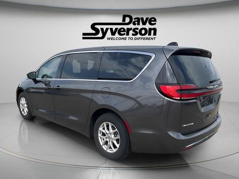 Used 2023 Chrysler Pacifica Touring-L image 6
