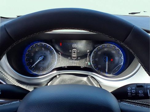 Used 2025 Chrysler Pacifica Limited FWD image 9