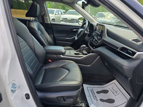 Used 2023 Toyota Highlander XLE FWD image 13