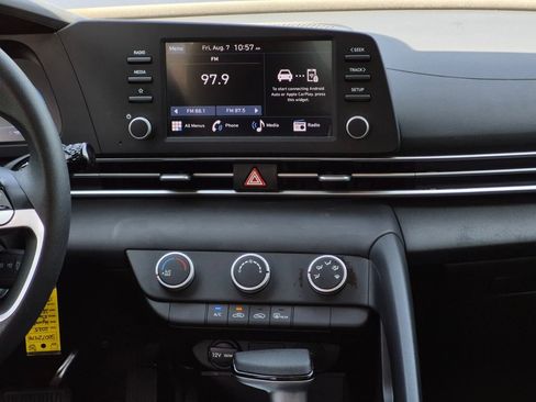 Used 2025 Hyundai Elantra SE FWD image 10