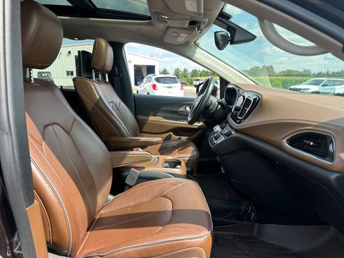 Used 2017 Chrysler Pacifica Limited w/ UConnect Theater Package FWD image 39