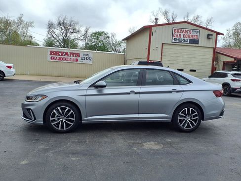 Used 2025 Volkswagen Jetta SE FWD image 17