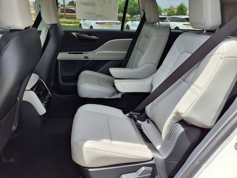 New 2026 Lincoln Aviator 2WD image 16