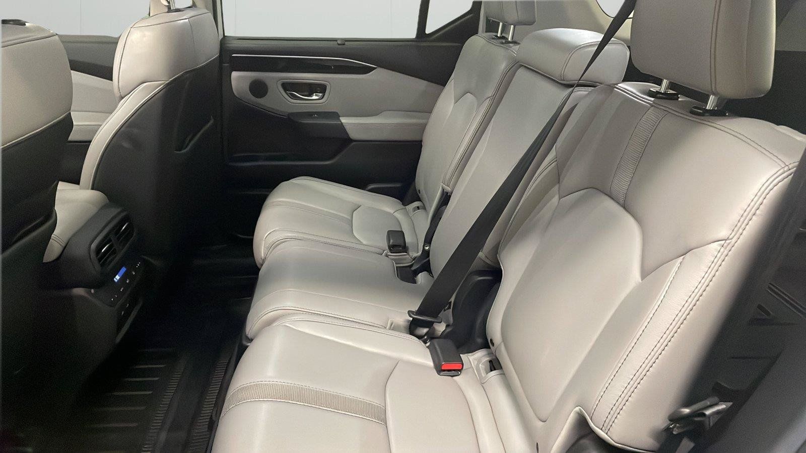Used 2025 Honda Pilot Touring image 11