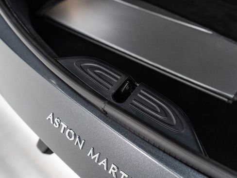 Used 2021 Aston Martin V8 Vantage Roadster RWD image 32