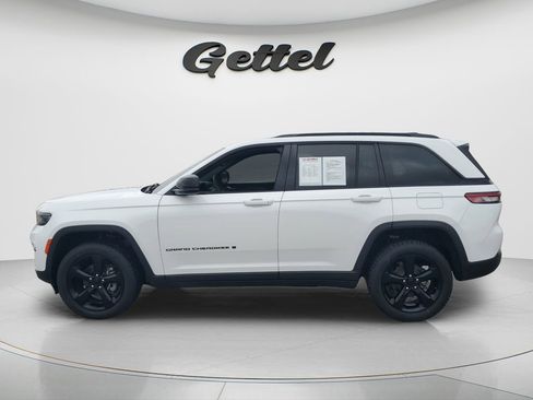 Used 2023 Jeep Grand Cherokee Altitude RWD image 8