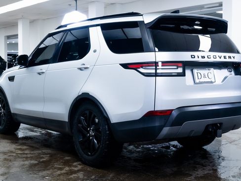 Used 2018 Land Rover Discovery SE image 4