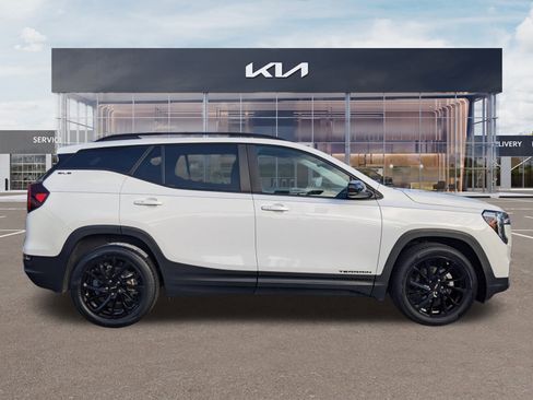 Used 2023 GMC Terrain SLE w/ Driver Convenience Package image 3