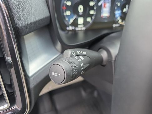 Used 2022 Volvo XC40 T5 Momentum image 17