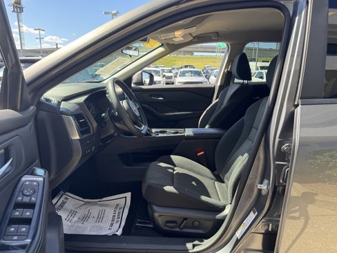 Used 2024 Nissan Rogue SV image 29