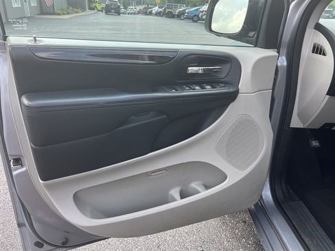 Used 2013 Dodge Grand Caravan SXT w/ Rear Park Assist Pkg FWD image 16