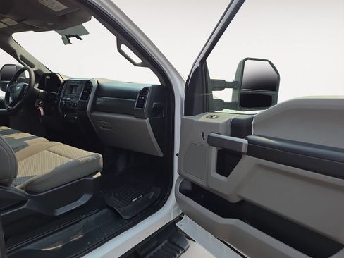 Used 2019 Ford F350 XLT w/ Camper Package AWD/4WD image 9