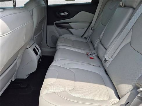 Used 2019 Jeep Cherokee Overland w/ Technology Group AWD/4WD image 18