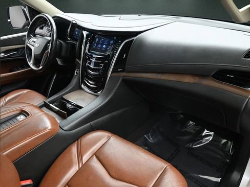 Used 2020 Cadillac Escalade Luxury image 23