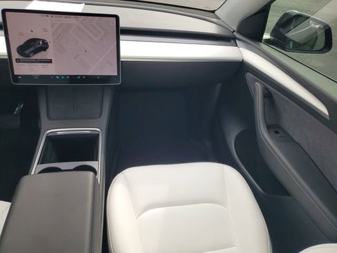 Used 2024 Tesla Model Y 2WD image 17