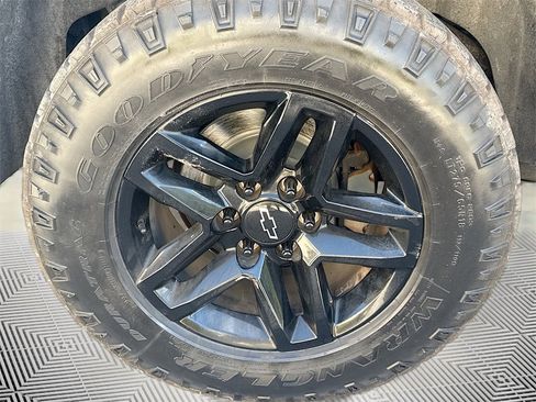 Used 2018 Chevrolet Suburban LT image 33