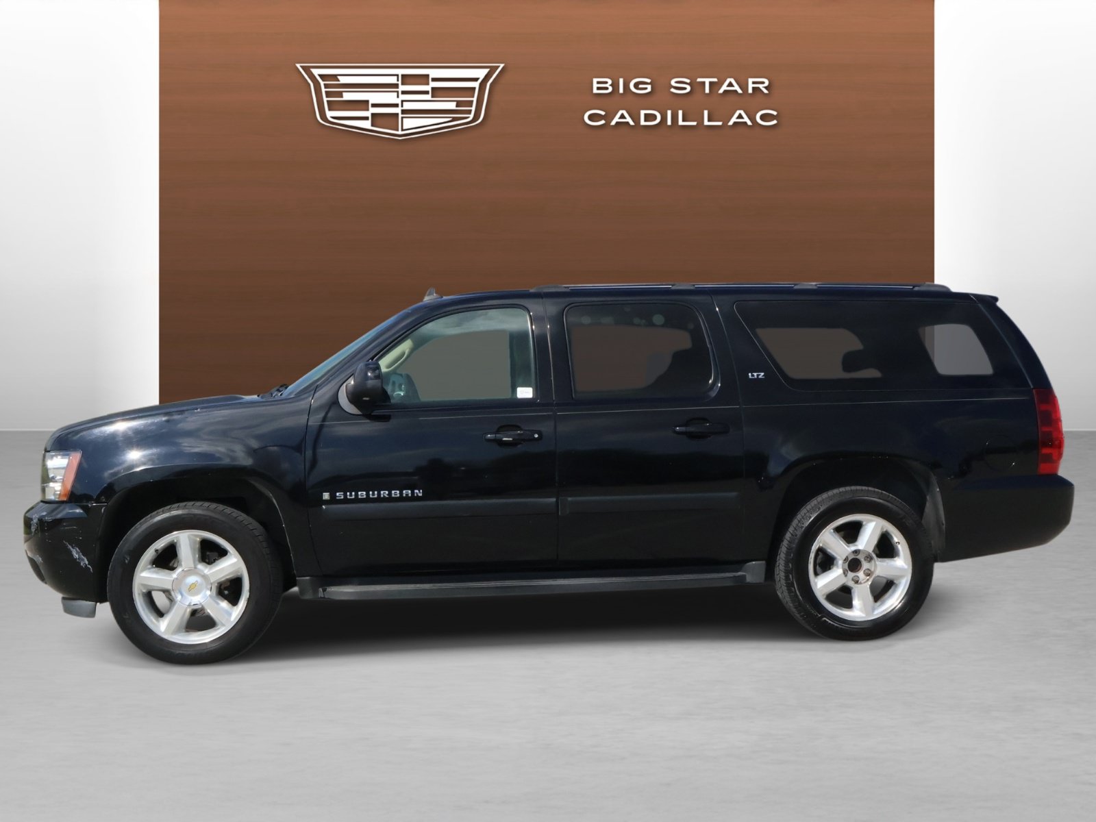 Used 2007 Chevrolet Suburban LTZ w/ LTZ Preferred Equipment Group RWD image 2