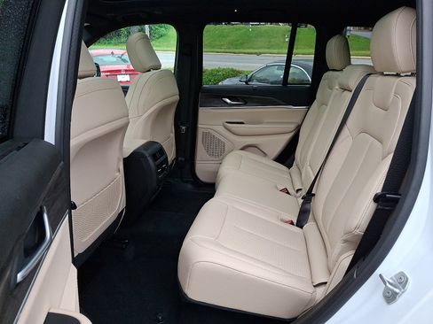 Certified 2025 Jeep Grand Cherokee Limited w/ Luxury Tech Group II AWD/4WD image 10