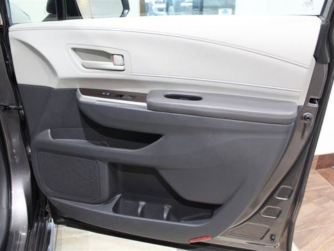 Used 2023 Toyota Sienna LE w/ LE Plus Package FWD image 31