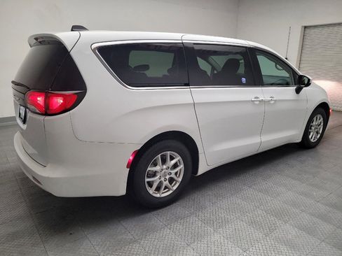 Used 2022 Chrysler Voyager LX FWD image 10