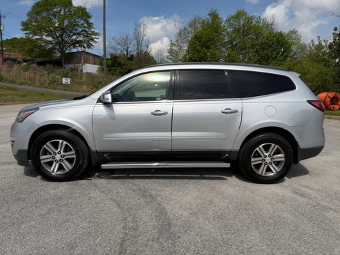 Used 2017 Chevrolet Traverse LT image 2