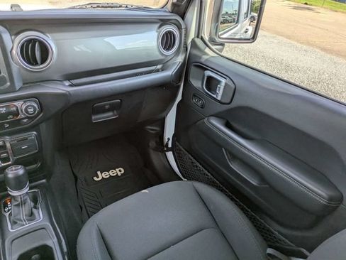 Used 2019 Jeep Wrangler Unlimited Sahara AWD/4WD image 18