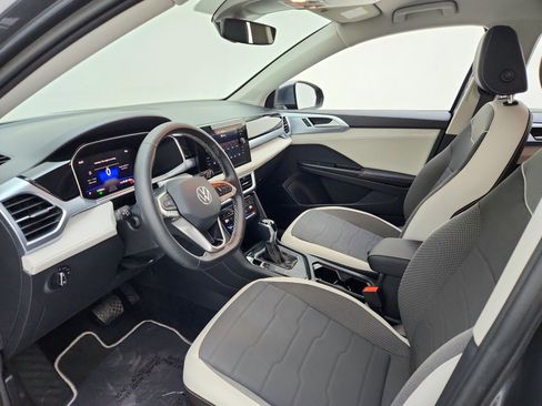 Used 2025 Volkswagen Taos SE FWD image 16