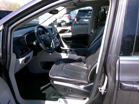 Used 2022 Chrysler Pacifica Limited FWD image 13