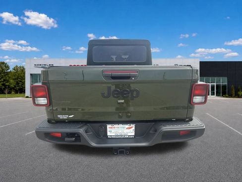 Used 2023 Jeep Gladiator Sport AWD/4WD image 9
