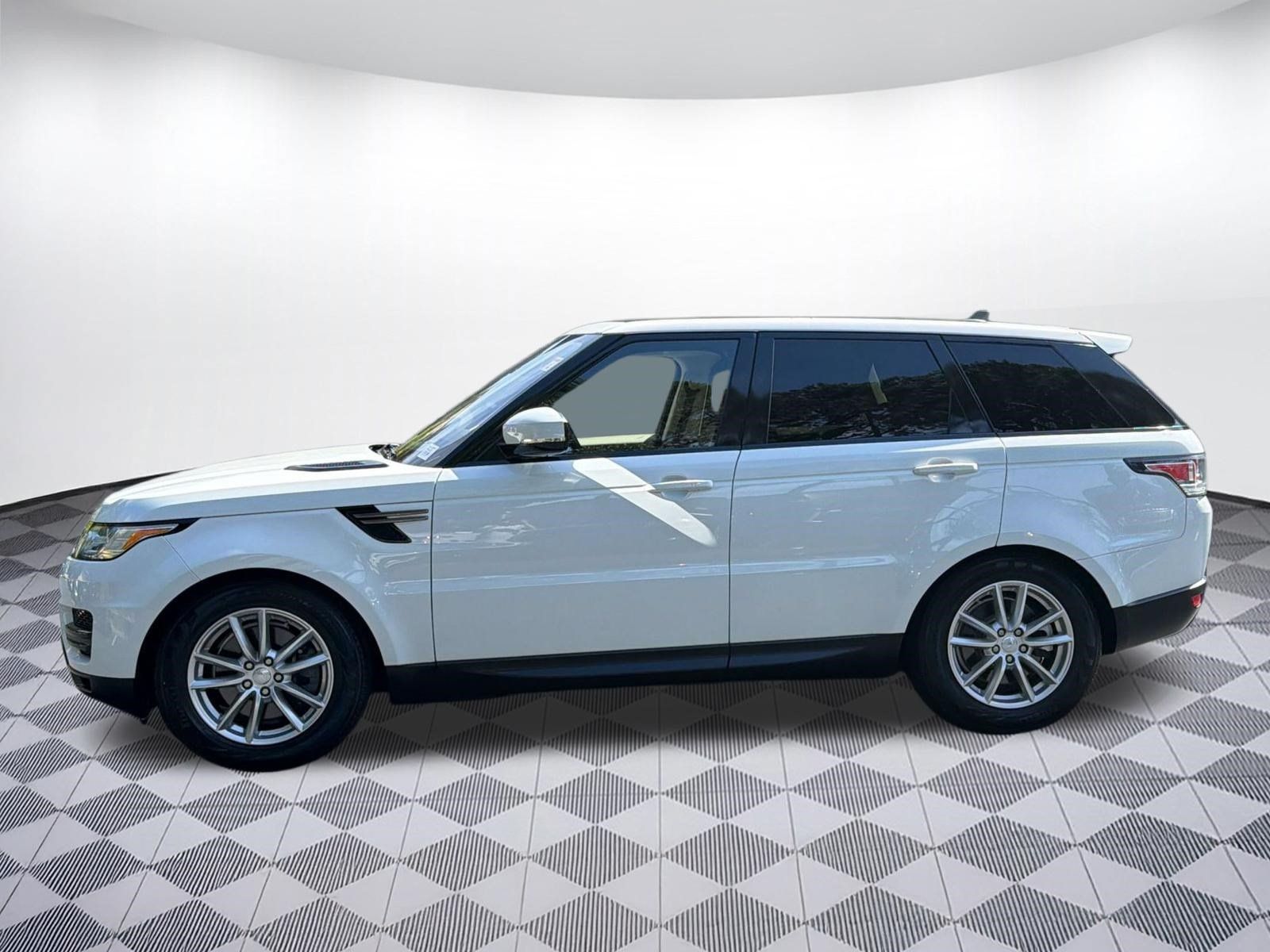 Used 2016 Land Rover Range Rover Sport SE AWD/4WD image 2