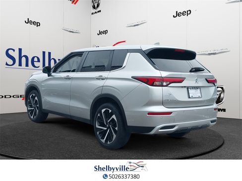 Used 2024 Mitsubishi Outlander SE image 2