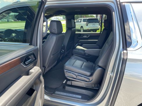Used 2025 GMC Yukon XL Denali AWD/4WD image 5