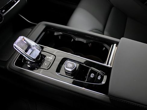 New 2025 Volvo XC90 B6 Core w/ Protection Package image 23