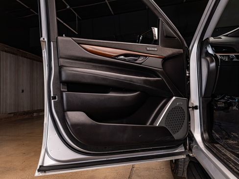 Used 2020 Cadillac Escalade 2WD image 29