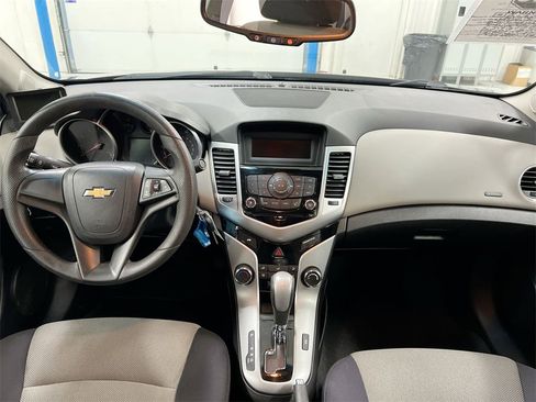 Used 2015 Chevrolet Cruze LS image 10