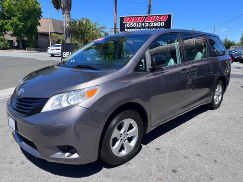 Used 2012 Toyota Sienna FWD image 3