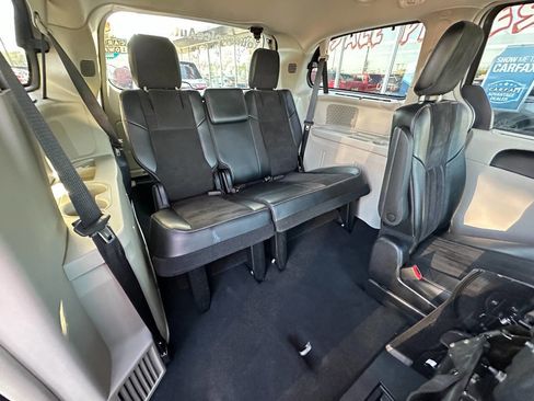 Used 2015 Chrysler Town & Country Limited image 27