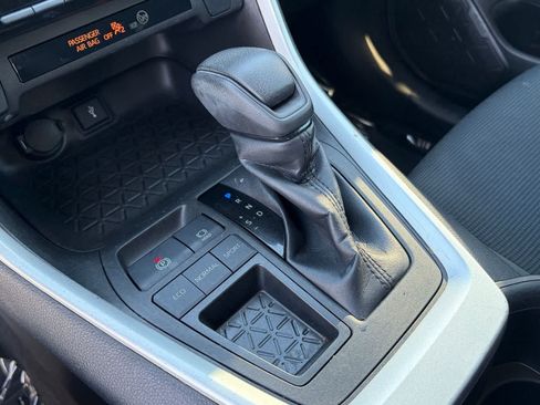 Used 2022 Toyota RAV4 LE FWD image 33
