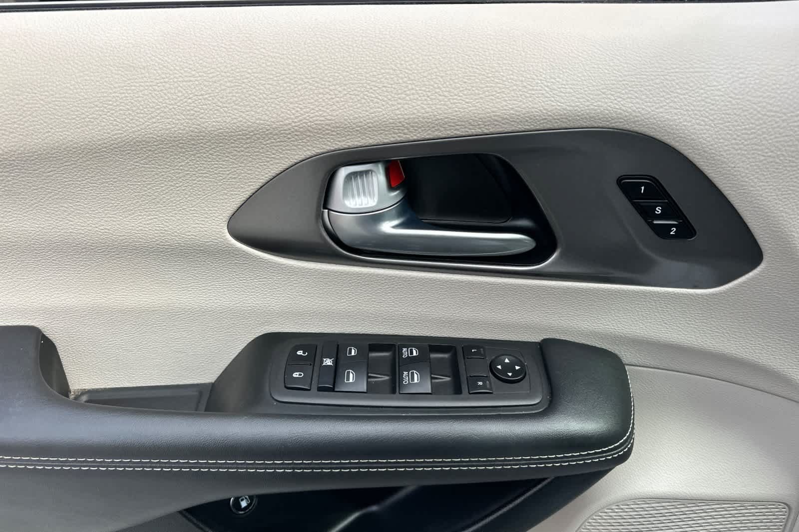 Used 2024 Chrysler Pacifica Limited FWD image 12