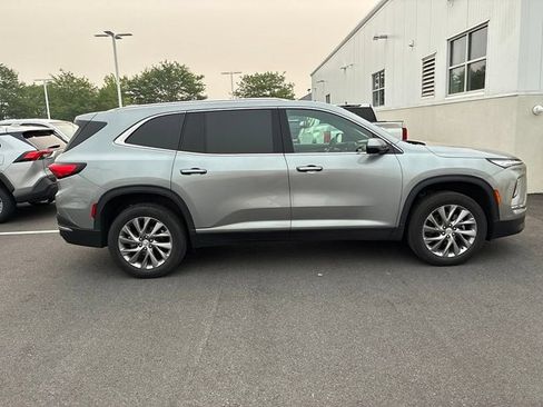 Used 2025 Buick Enclave Preferred AWD/4WD image 6