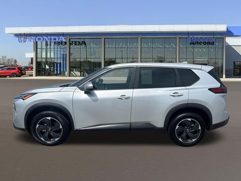 Used 2024 Nissan Rogue SV AWD/4WD image 2
