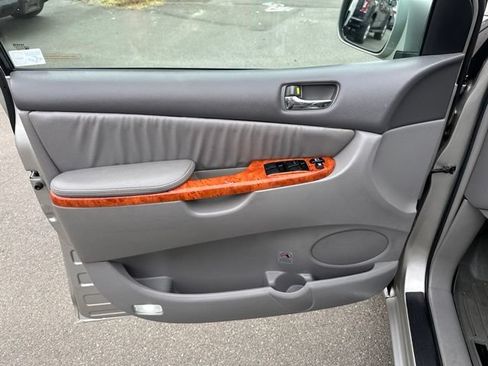 Used 2010 Toyota Sienna XLE FWD image 15