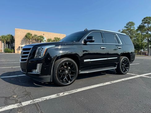 Used 2017 Cadillac Escalade Luxury image 2