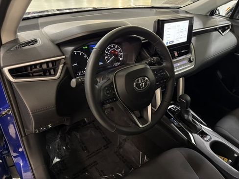 Used 2025 Toyota Corolla Cross LE AWD/4WD image 14